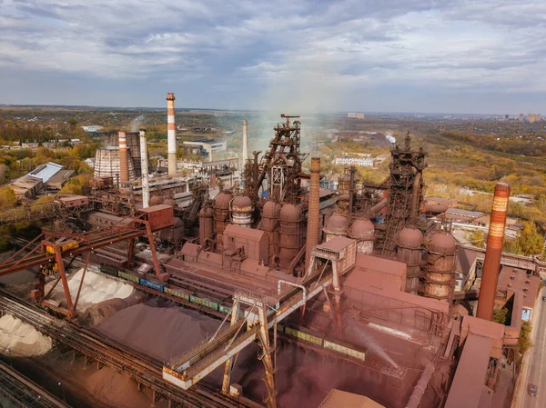 冶金工場のブラスト炉装置 ドローンの空中ビュー — ストック写真