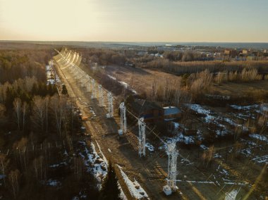 Anten Dizisi. Gün batımında uzun bir sıra radyo teleskopik anten..