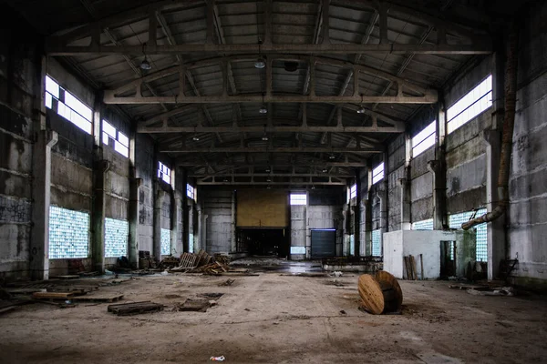 Velho Abandonado Grande Salão Industrial Armazém Vazio — Fotografia de Stock