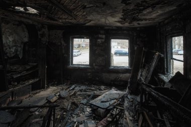 İçi yanmış ahşap ev. Yangının sonuçları.