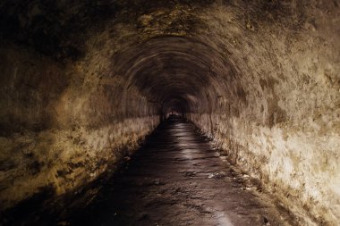 Eski Sovyet sığınağında beton duvarları olan bir tünel..