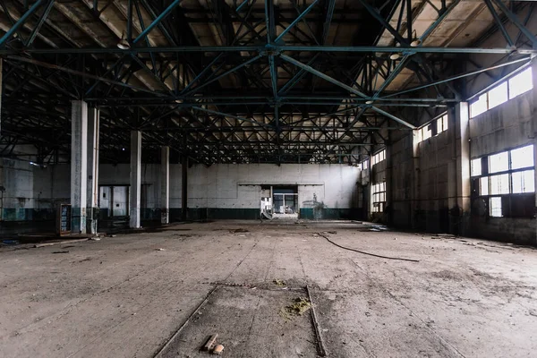 Velho Abandonado Grande Salão Industrial Armazém Vazio — Fotografia de Stock