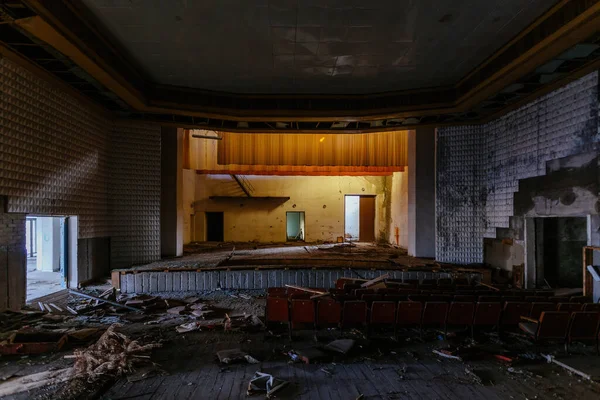 Alte Gruselige Verlassene Verfallene Theater Oder Kinoruinen — Stockfoto