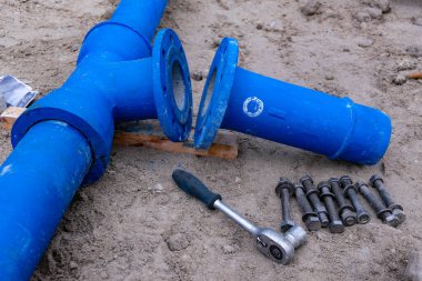 Flanj ve araçlar ile metal boru bağlantısı döküm.