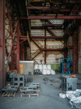 Depoda fabrika ürünleriyle dolu beyaz polietilen çantalar..