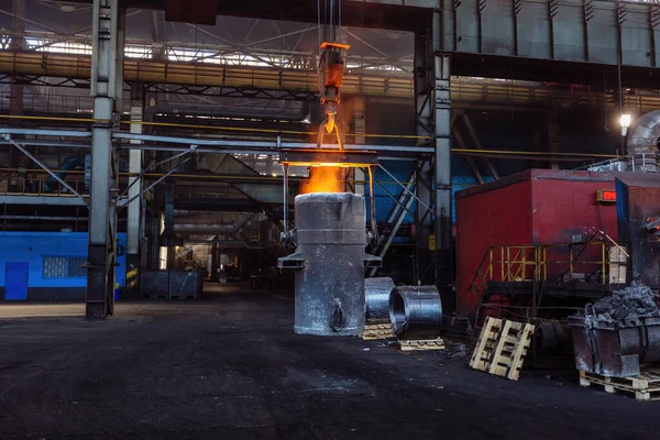 鋳鉄と鋳造所 冶金工場で溶融金属とラドルでオーバーヘッドクレーン — ストック写真
