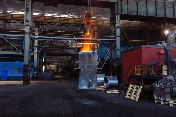 Ijzeren Gieten Gieterij Bovenloopkraan Met Lepel Met Gesmolten Metaal Metallurgische — Stockfoto