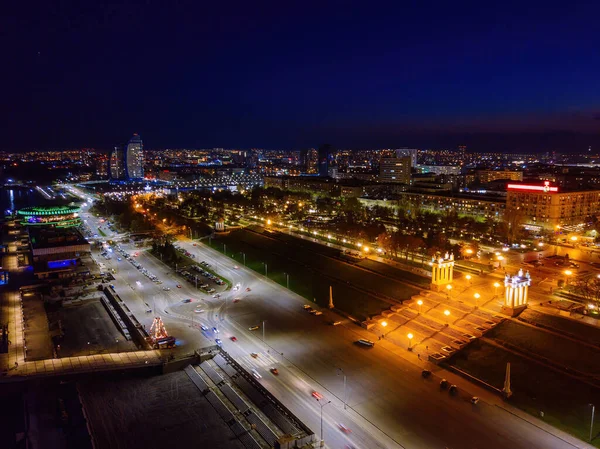 ヴォルゴグラード堤防 夜の公園の遊歩道 ドローンからの空中ビュー — ストック写真