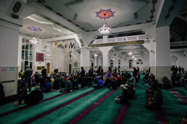Ramazan namazı. Müslümanlar 2 Mayıs 2021 'de Makhachkala, Rusya' da camide..