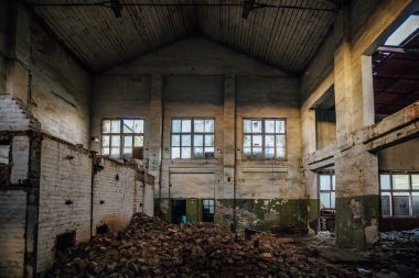 Eski, boş, terk edilmiş sanayi binası..