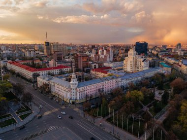 Akşam vakti Voronezh şehri, insansız hava aracı manzaralı..