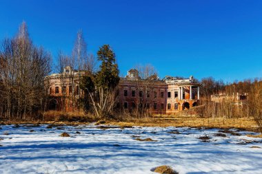 Moskova Bölgesi, Rusya 'da terk edilmiş eski malikane Otrada-Semenovskoye.