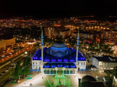 Geceleri Makhachkala 'daki Merkez Juma Camii' nin hava manzarası.