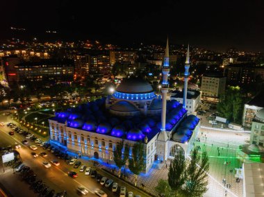 Geceleri Makhachkala 'daki Merkez Juma Camii' nin hava manzarası.