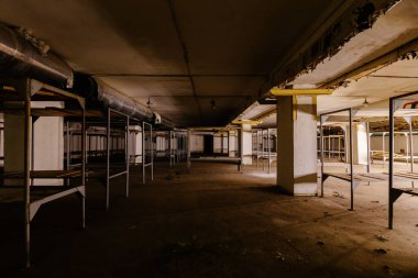Eski çift katlı yataklar terk edilmiş Sovyet sığınağında..
