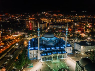 Geceleri Makhachkala 'daki Merkez Juma Camii' nin hava manzarası.