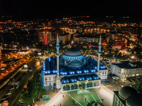 Geceleri Makhachkala 'daki Merkez Juma Camii' nin hava manzarası.