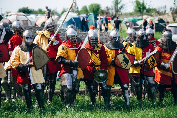 Chevaliers Médiévaux Sur Champ Bataille Reconstruction Historique Kon Kolodez Oblast — Photo