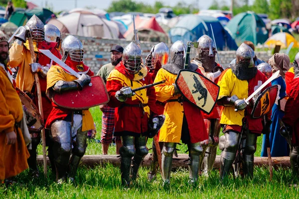 Chevaliers Médiévaux Sur Champ Bataille Reconstruction Historique Kon Kolodez Oblast — Photo