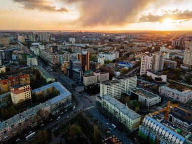 Akşam vakti Voronezh şehir manzarası günbatımında, hava manzarası.