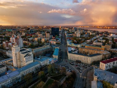 Akşam vakti Voronezh şehri, insansız hava aracı manzaralı..