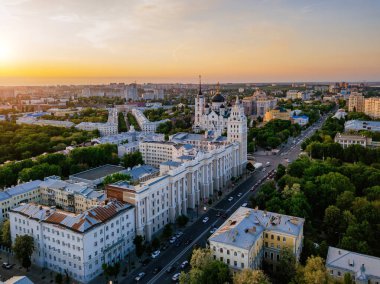 İyi akşamlar Voronezh şehri. Duyuru Katedrali ve Güneydoğu Demiryolu Yönetim Kulesi.