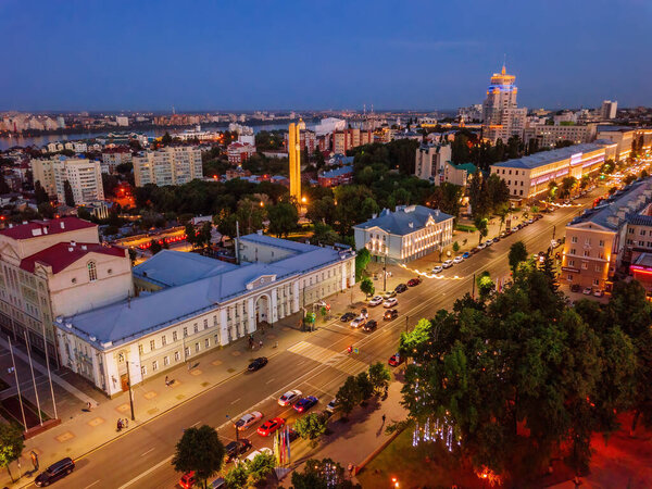 Ночью летний Воронежский городской пейзаж. Проспект Революции - центральная улица Воронежа.