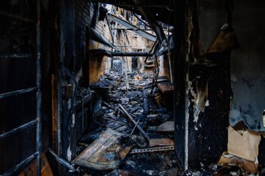 Yanan duvarlar ve mobilya kalıntılarıyla yanan dükkanlar..