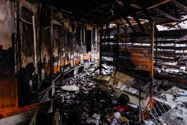 Ausgebranntes Geschäft Nach Brand Mit Verkohlten Wänden Und Möbelresten — Stockfoto