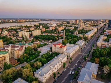 İyi akşamlar Voronezh şehri. Devrim Prospect - Voronezh 'in merkezi caddesi.
