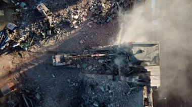 Yıkım alanının havadan görüntüsü. Eski sanayi binasının yıkım süreci.