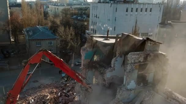 Veduta aerea del sito di demolizione. Processo di demolizione di vecchi edifici industriali — Video Stock