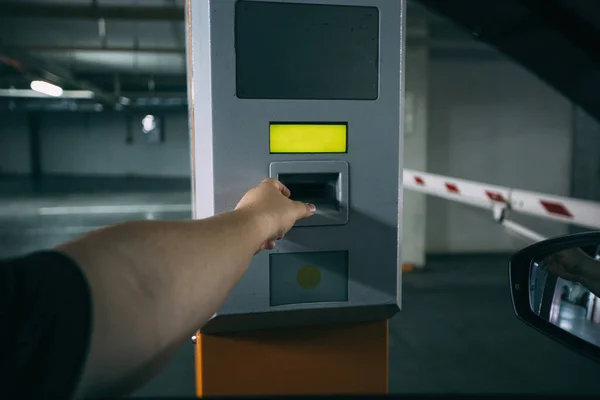 Чоловік Машині Платить Підземний Паркінг Допомогою Платіжного Терміналу — стокове фото