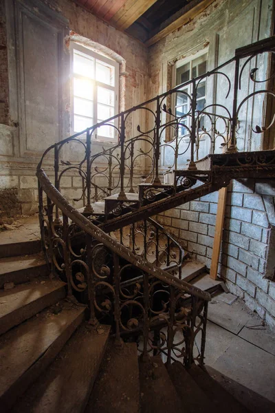 Terk edilmiş eski binanın eski klasik spiral merdivenleri..