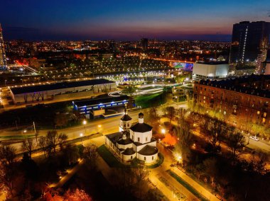 Gece Volgograd silueti, İHA 'dan hava görüntüsü.