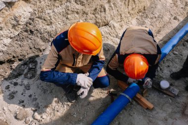 İşçiler su tedarik boru hattı sistemi kuruyor.