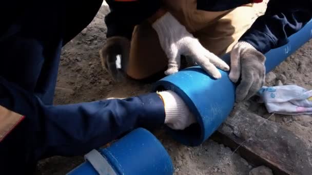 Arbeiter steckt Manschette in Rohr für Pipeline-Installation — Stockvideo