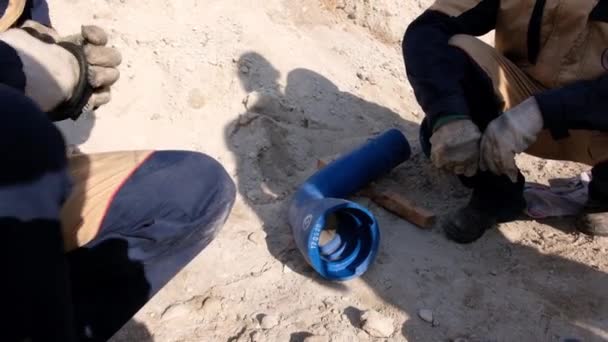 Worker puts cuff into pipe for pipeline installation — Stock Video