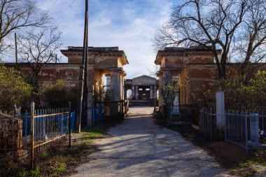 Volzhsky 'deki mezarlıkta terk edilmiş eski ürkütücü bir morg..