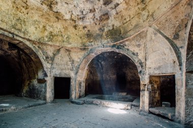 Doğu tarzında terk edilmiş eski bir binanın altında..