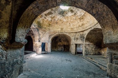 Doğu tarzında terk edilmiş eski bir binanın altında..