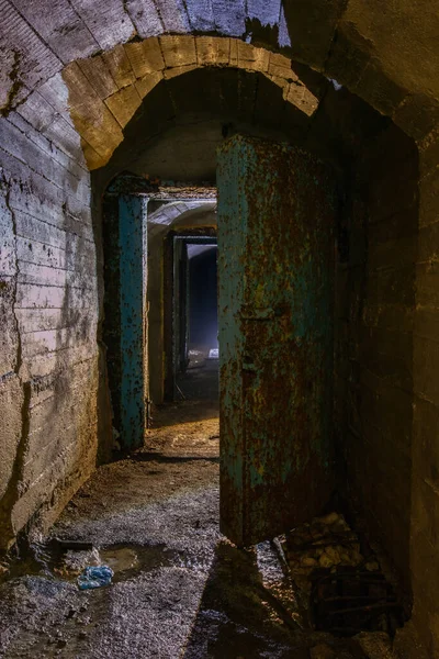 Porta Blindata Metallo Arrugginito Nel Vecchio Bunker Sovietico Abbandonato — Foto Stock