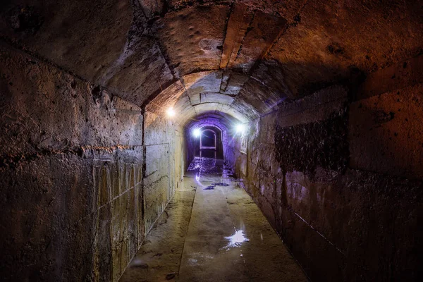 Oude Donkere Gewelfde Ondergrondse Overstroomde Drainagetunnel — Stockfoto