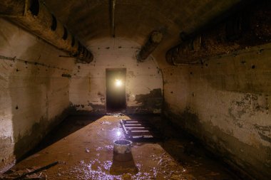 Terk edilmiş sığınağın etrafını su basmış..