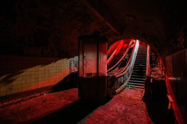 Karanlık ve ürkütücü eski metro istasyonu.