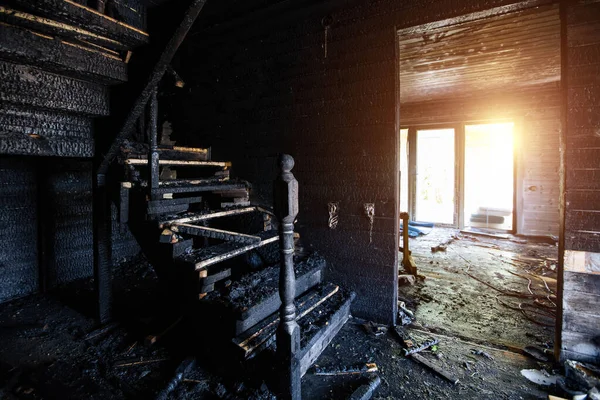 Interior Casa Madera Quemada Escaleras Paredes Carbonizadas Consecuencias Del Fuego — Foto de Stock