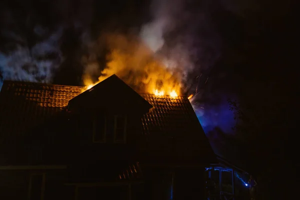 Casa Rural Madera Quema Fuego Por Noche — Foto de Stock