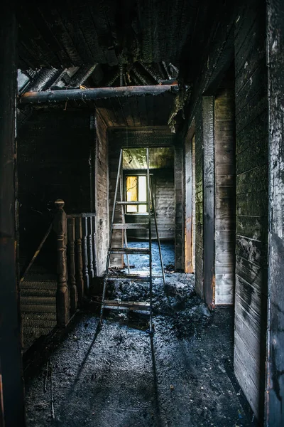 Interior Casa Madera Quemada Paredes Carbonizadas Consecuencias Del Fuego — Foto de Stock