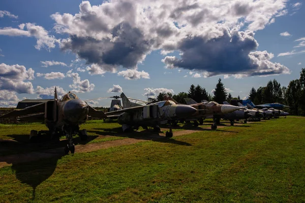 Velhos Caças Militares Soviéticos Avariados Aeródromo Abandonado — Fotografia de Stock