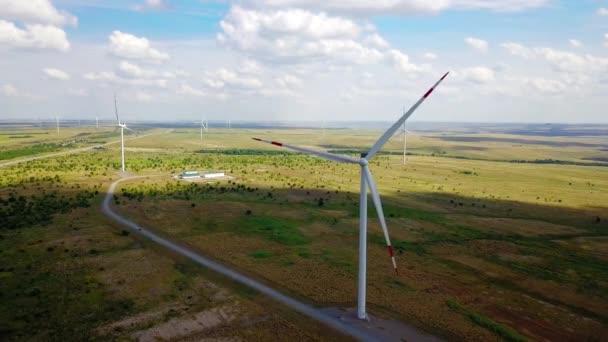 Ветряные турбины в сельской местности в летний день, вид с воздуха — стоковое видео